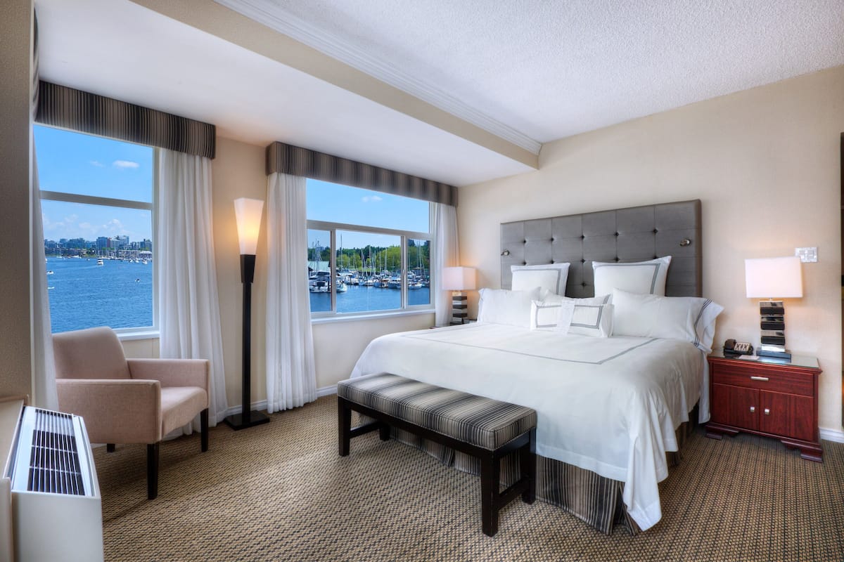 Superior Waterfront Room | Hypo-allergenic bedding, in-room safe, desk, blackout drapes