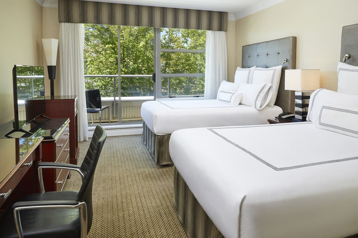 Hypo-allergenic bedding, in-room safe, desk, laptop workspace