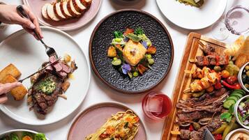 Serviço de café da manhã, culinária local, restaurante ao ar livre