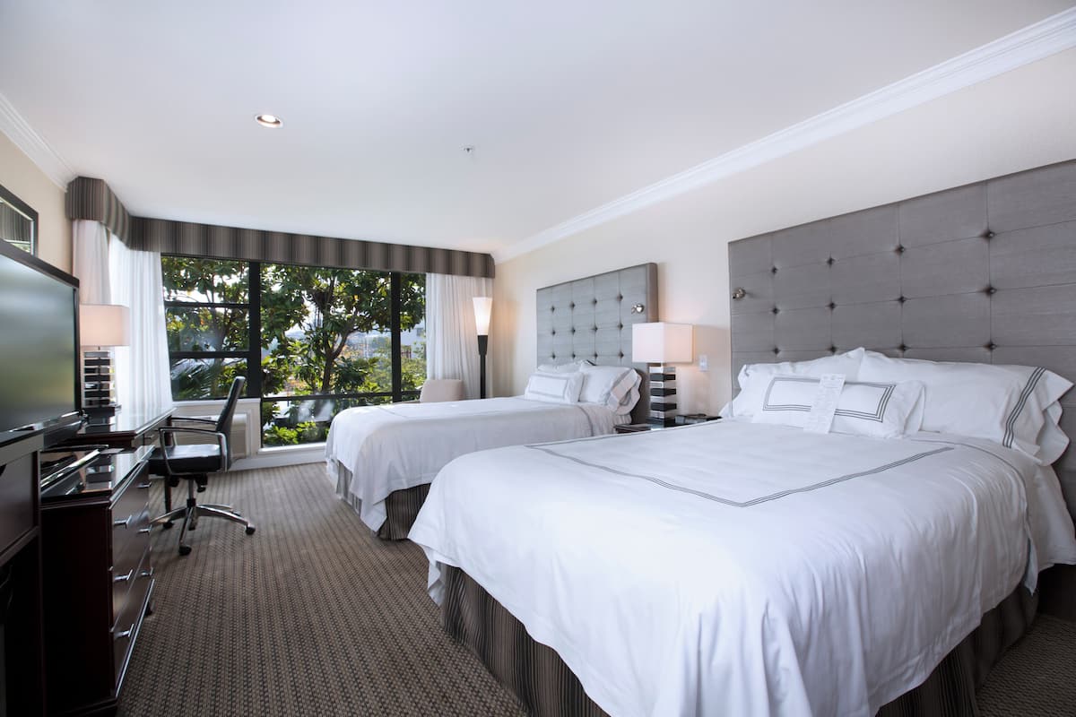 Hypo-allergenic bedding, in-room safe, desk, blackout drapes