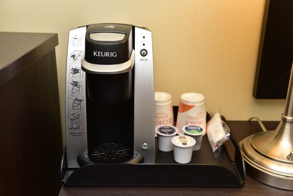 Premium bedding, in-room safe, desk, iron/ironing board - Quality Inn and Conference Centre (Pembroke)