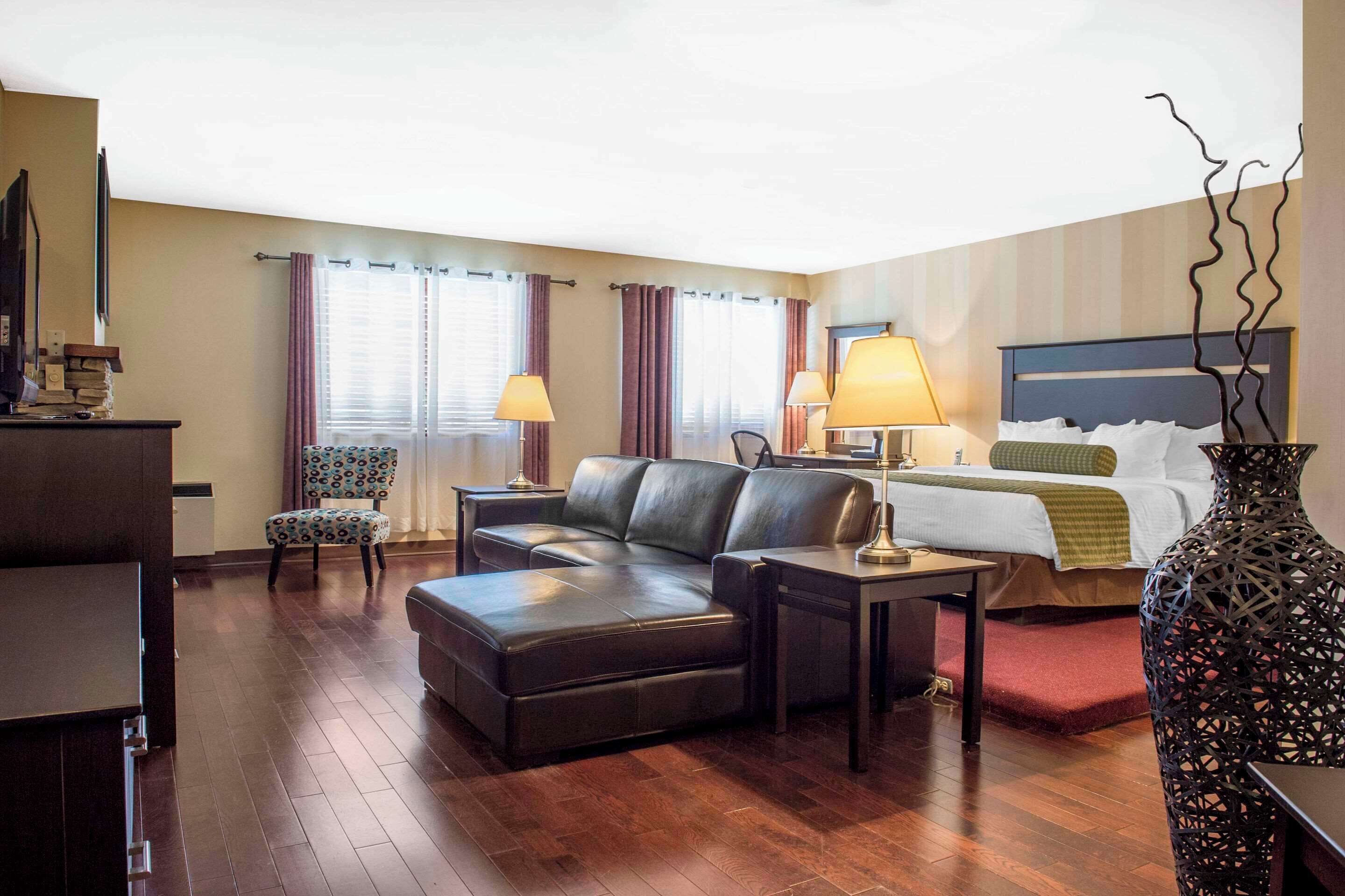 Premium bedding, in-room safe, desk, iron/ironing board