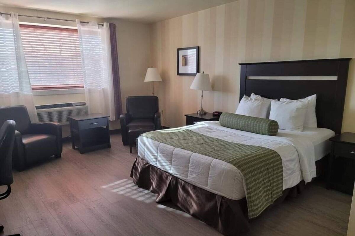 Ropa de cama de alta calidad y caja de seguridad en la habitación