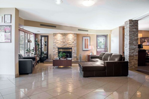 Lobby - Quality Inn and Conference Centre (Pembroke)