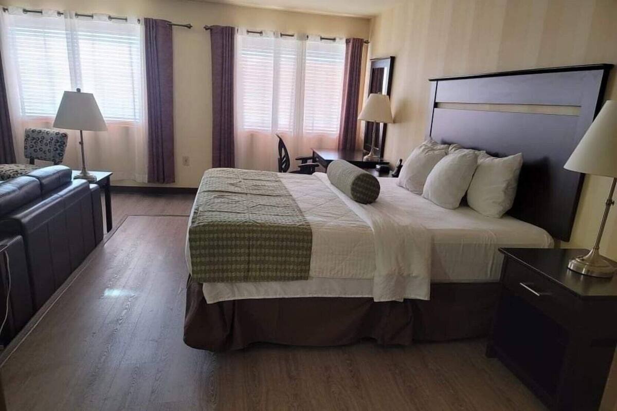 Ropa de cama de alta calidad y caja de seguridad en la habitación