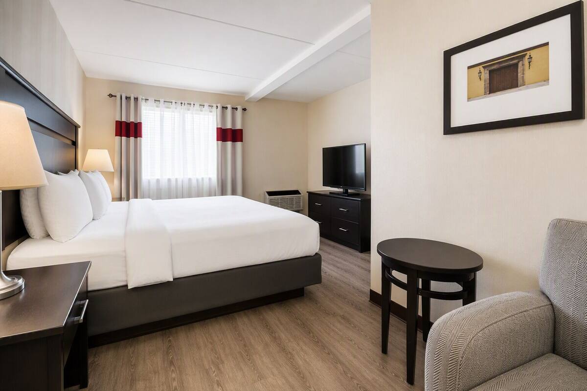 Premium bedding, in-room safe, desk, iron/ironing board