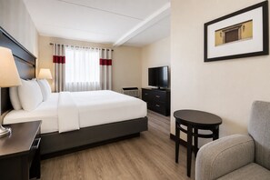 Premium bedding, in-room safe, desk, iron/ironing board - Quality Inn and Conference Centre (Pembroke)