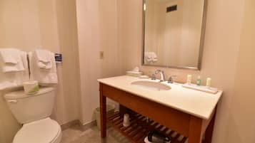Standard Room, 1 King Bed, Non Smoking | Bathroom | Free toiletries, towels