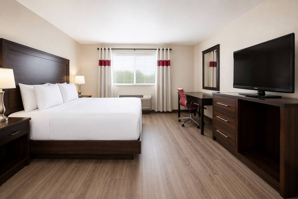 Premium bedding, in-room safe, desk, iron/ironing board