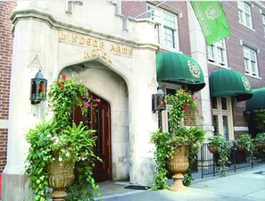 Vista frontal de la propiedad