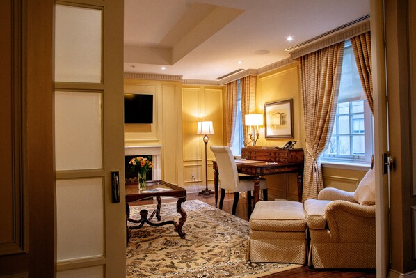 Windsor Suite, 1 King Bed with 2 Sofa Beds | Hypo-allergenic bedding, minibar, in-room safe, individually decorated - Windsor Arms Hotel (Toronto)