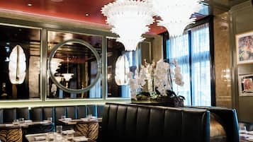 3 restaurantes; se sirve desayuno, almuerzo, cena y brunch