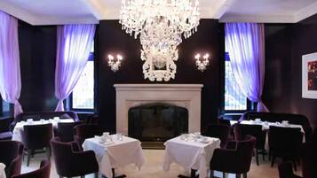 3 restaurants, breakfast, lunch, dinner served; kosher dishes