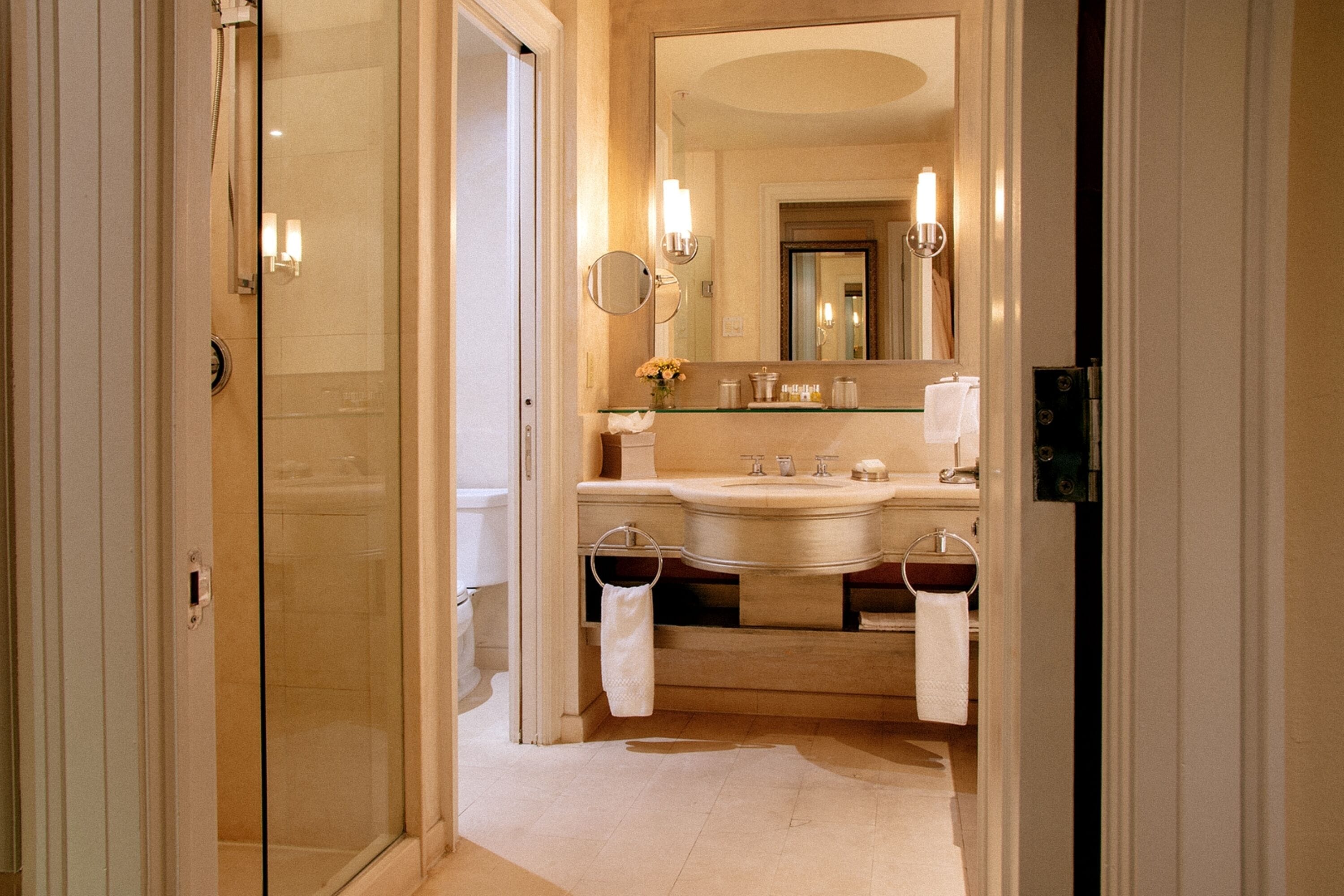 Junior-Suite, 2 Queen-Betten | Badezimmer | Badewanne und Dusche (separat), Whirlpool, Designer-Toilettenartikel