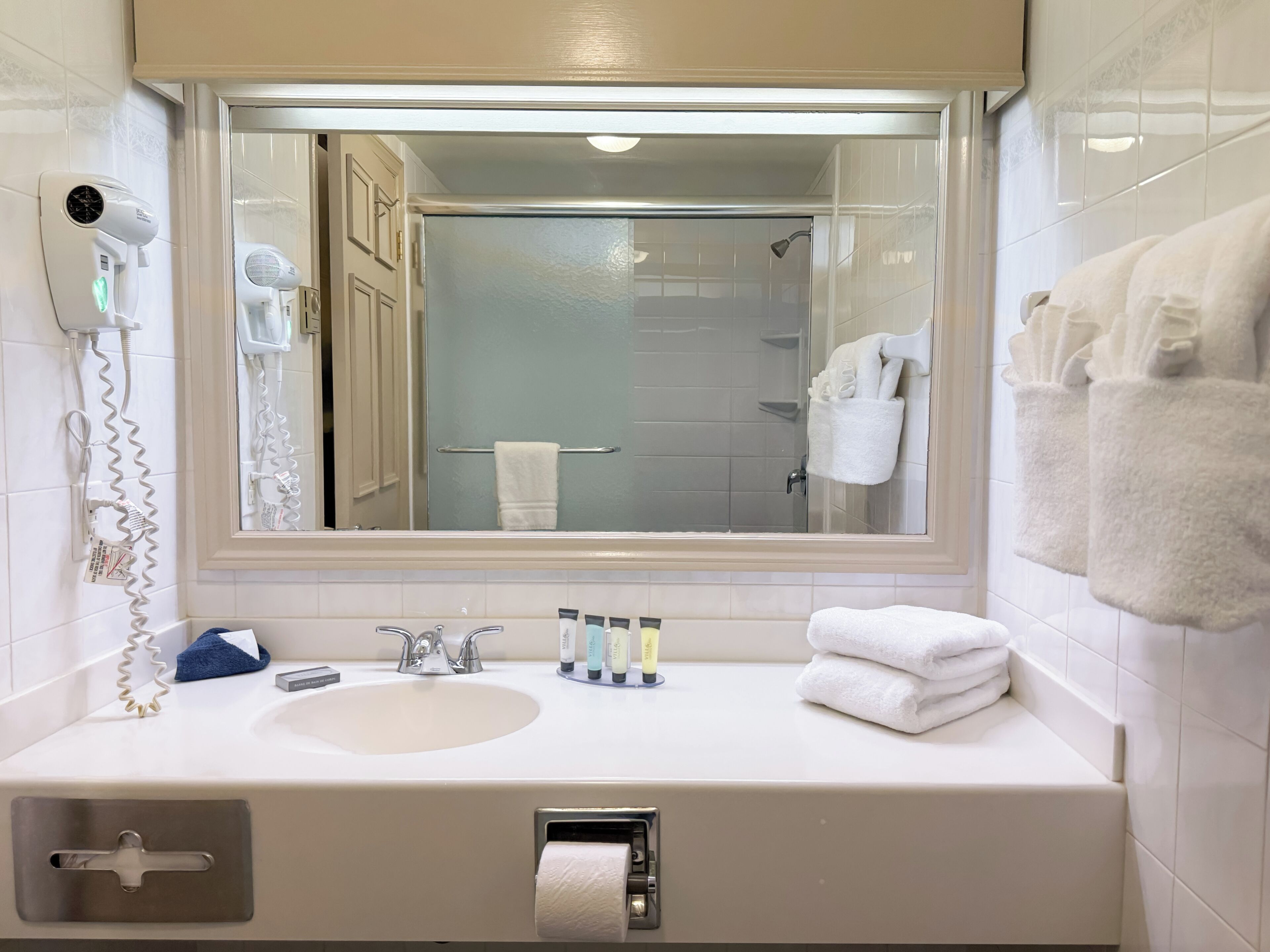superior room, 1 king bed, jetted tub | bathroom | free toiletries, hair dryer, towels, soap
