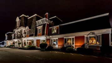 Fachada de la propiedad por la tarde o noche