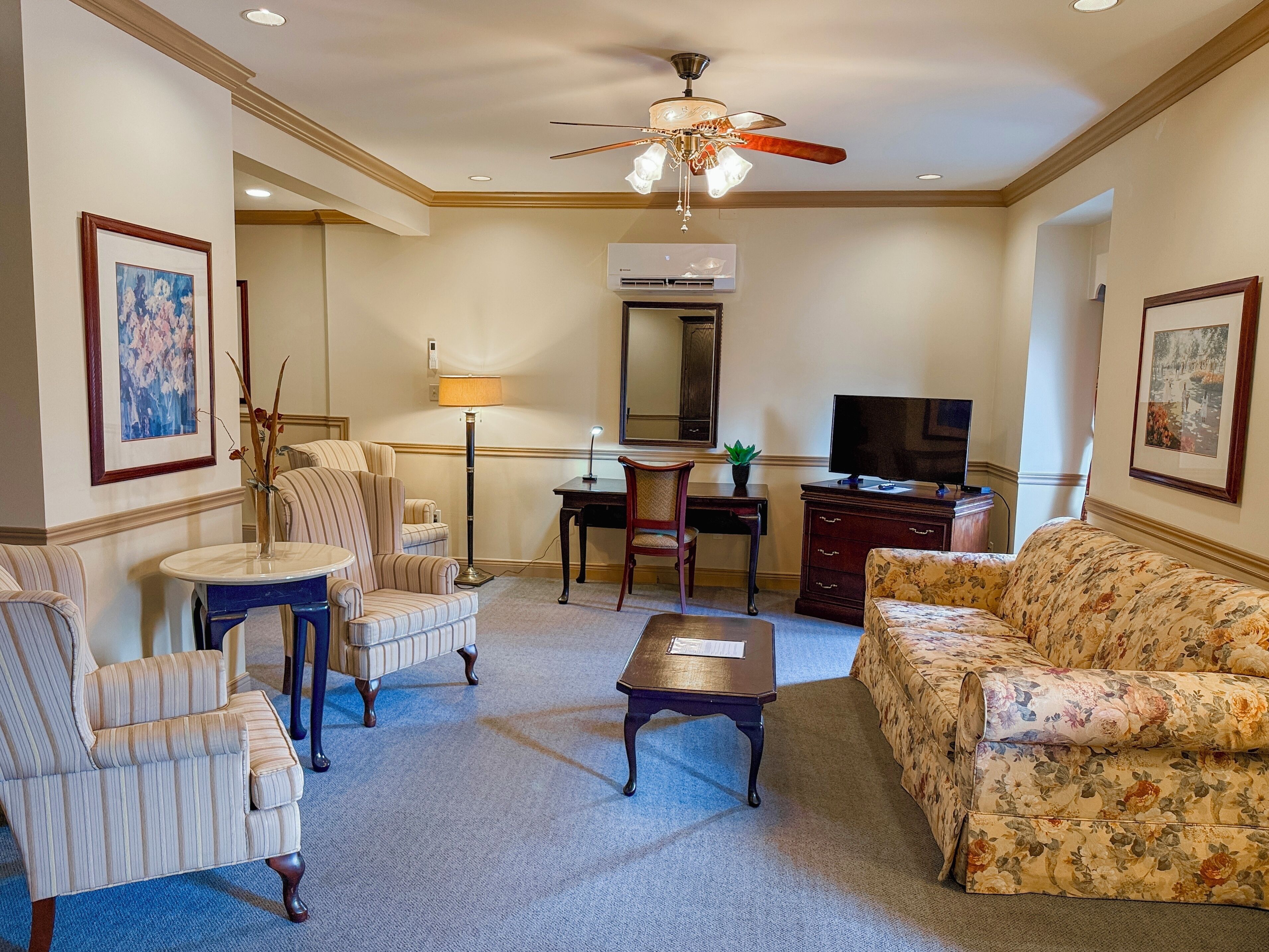 2 storey executive suite, 1 bedroom, pets not allowed | living area | 32-inch led tv with cable channels, tv