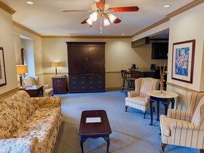 2 Storey Executive Suite, 1 Bedroom, Pets Not Allowed | Living area