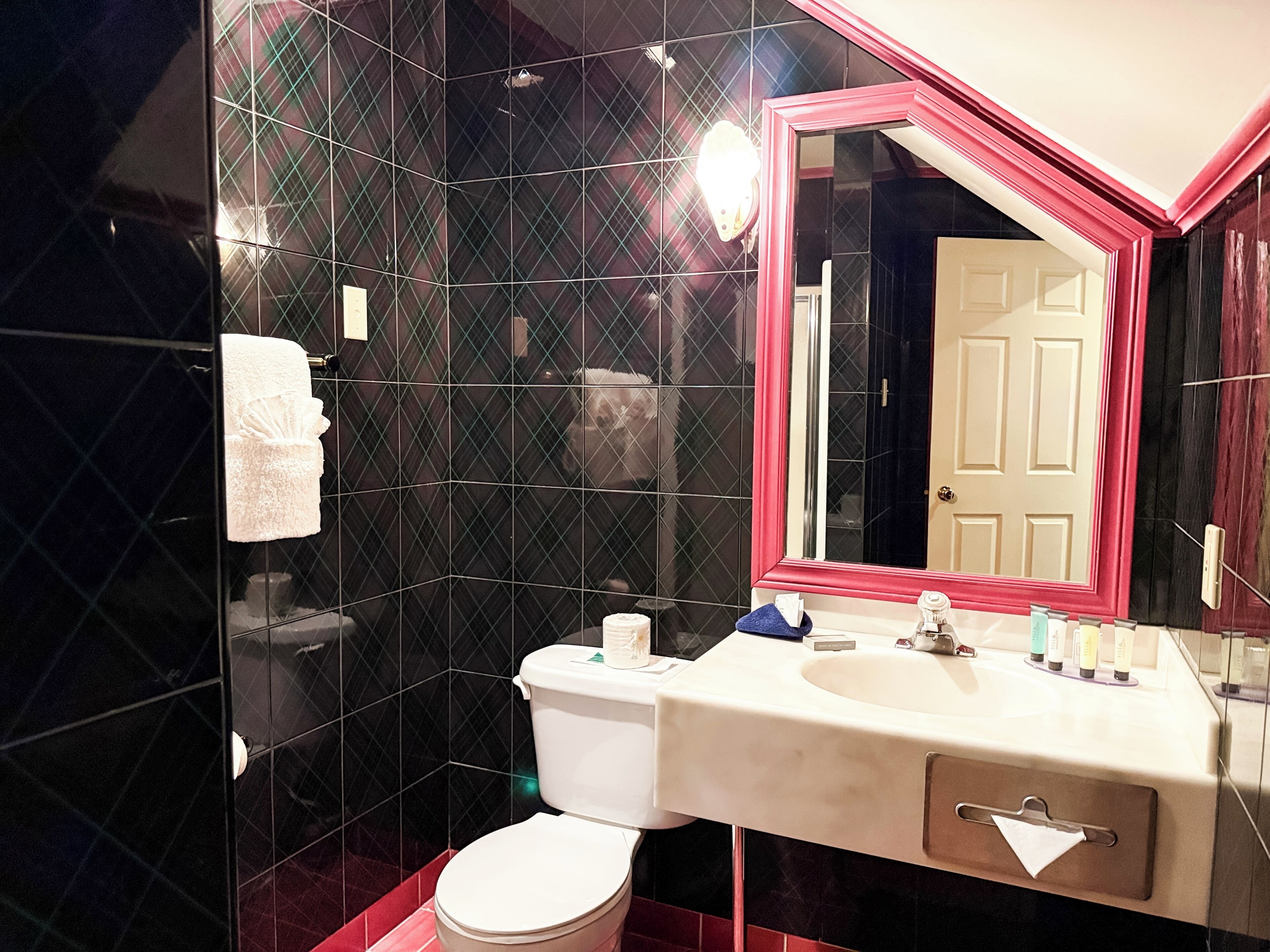 2 storey executive suite, 1 bedroom, pets not allowed | bathroom | free toiletries, hair dryer, towels, soap