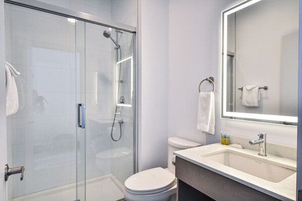 Combined shower/bathtub, rainfall showerhead, free toiletries, bidet