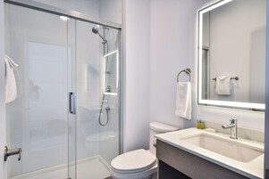 Combined shower/tub, rainfall showerhead, free toiletries, bidet