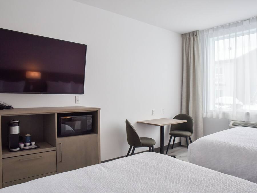 Bureau, rideaux occultants, fer et planche Ă repasser, Wi-Fi gratuit