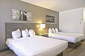 Habitación estándar, 2 camas de matrimonio | Escritorio, cortinas opacas, tabla de planchar con plancha y wifi gratis
