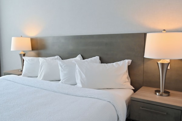 مكتب وستائر تعتيم ومكواة/لوح كي وواي فاي مجانًا