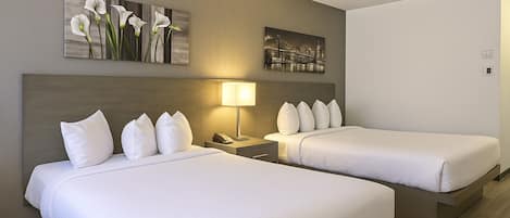 Habitación estándar, 2 camas Queen size, acceso para personas con movilidad reducida | Escritorio, cortinas blackout y tabla de planchar con plancha