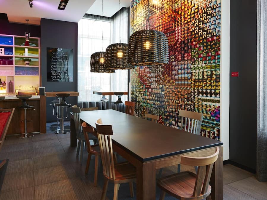 Serveert ontbijt, lunch en diner