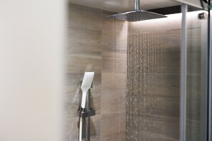Eco-friendly toiletries, hair dryer, towels, soap - Hôtel & Suites Normandin Quebec (Québec City)