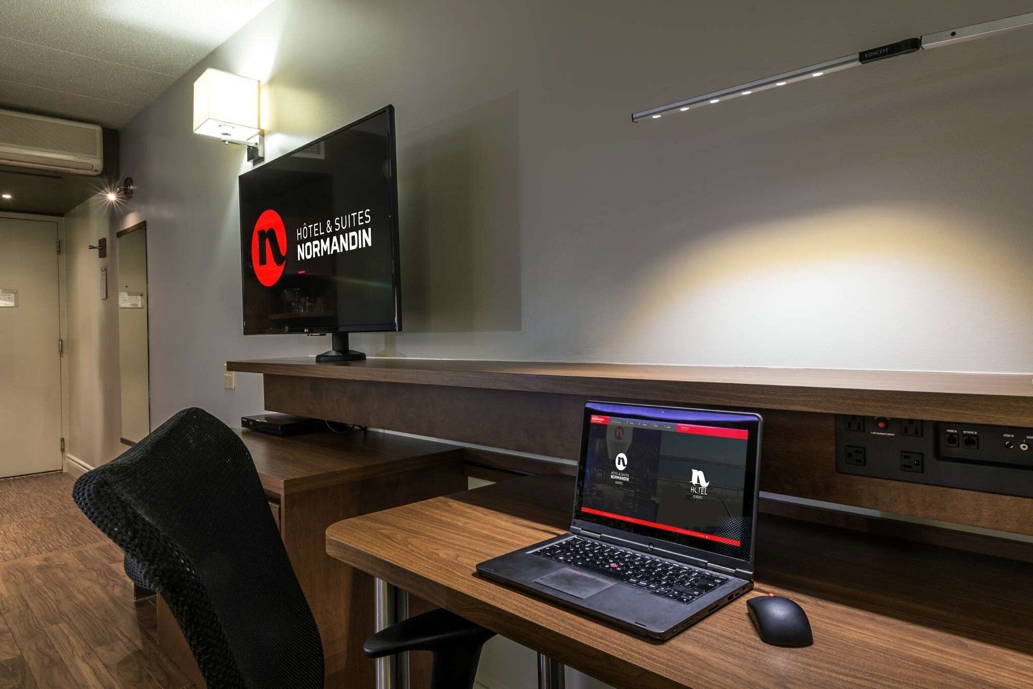 urban room, 1 king bed | 1 bedroom, premium bedding, desk, iron/ironing board