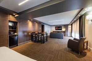 Loft Suite-Double Occupancy | Premium bedding, desk, iron/ironing board, free WiFi - Hôtel & Suites Normandin Quebec (Québec City)