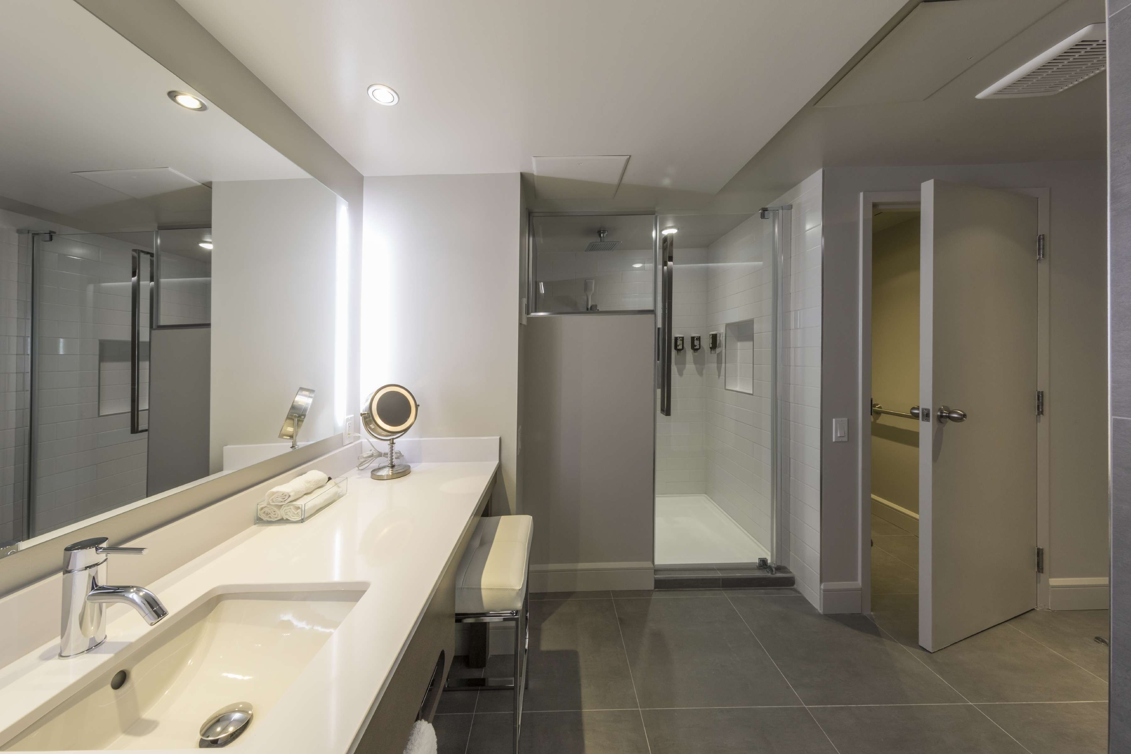 studio, 1 king bed | 1 bedroom, premium bedding, desk, iron/ironing board