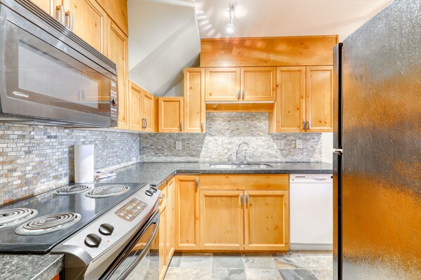 Deluxe One Bedroom + Loft - Unit 323 | Private kitchen