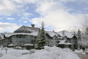 Property entrance - Glacier Lodge (Whistler)