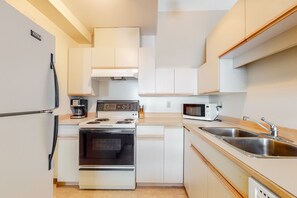 Condo, 1 habitación | Cocina privada | Cafetera y tetera 