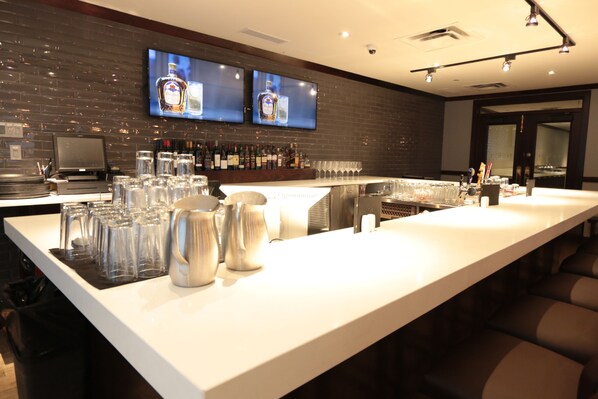 Lounge - Ramada by Wyndham Northern Grand Hotel & Conference Centre (Fort St. John)