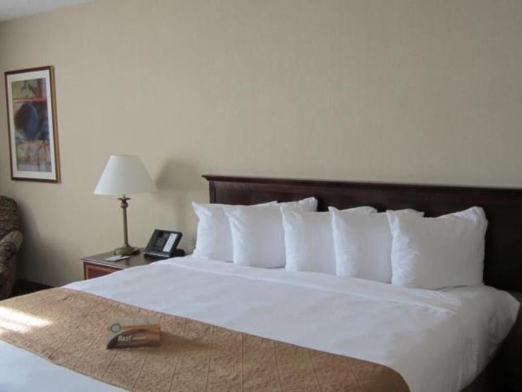 防过敏的被褥、办公桌、笔记本电脑工作区、遮光窗帘