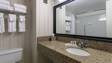 Combined shower/tub, free toiletries, hair dryer, towels