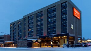 Un hôtel à plusieurs étages, doté d’une enseigne bien visible indiquant « RAMADA » et « Northern Grande ».