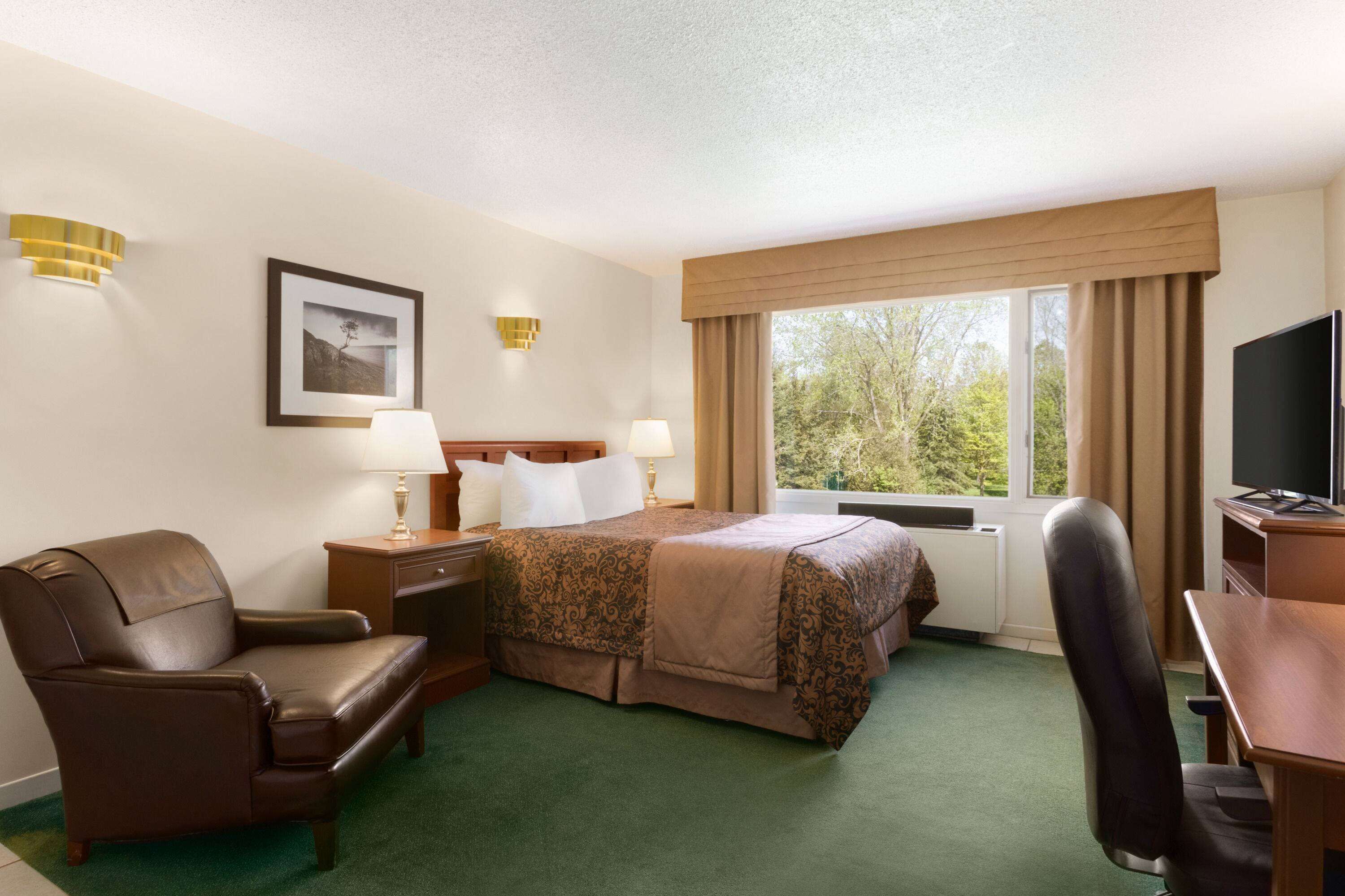 Deluxe Suite, 1 Queen Bed, Non Smoking (One-Bedroom) | Desk, blackout drapes, iron/ironing board, free cribs/infant beds