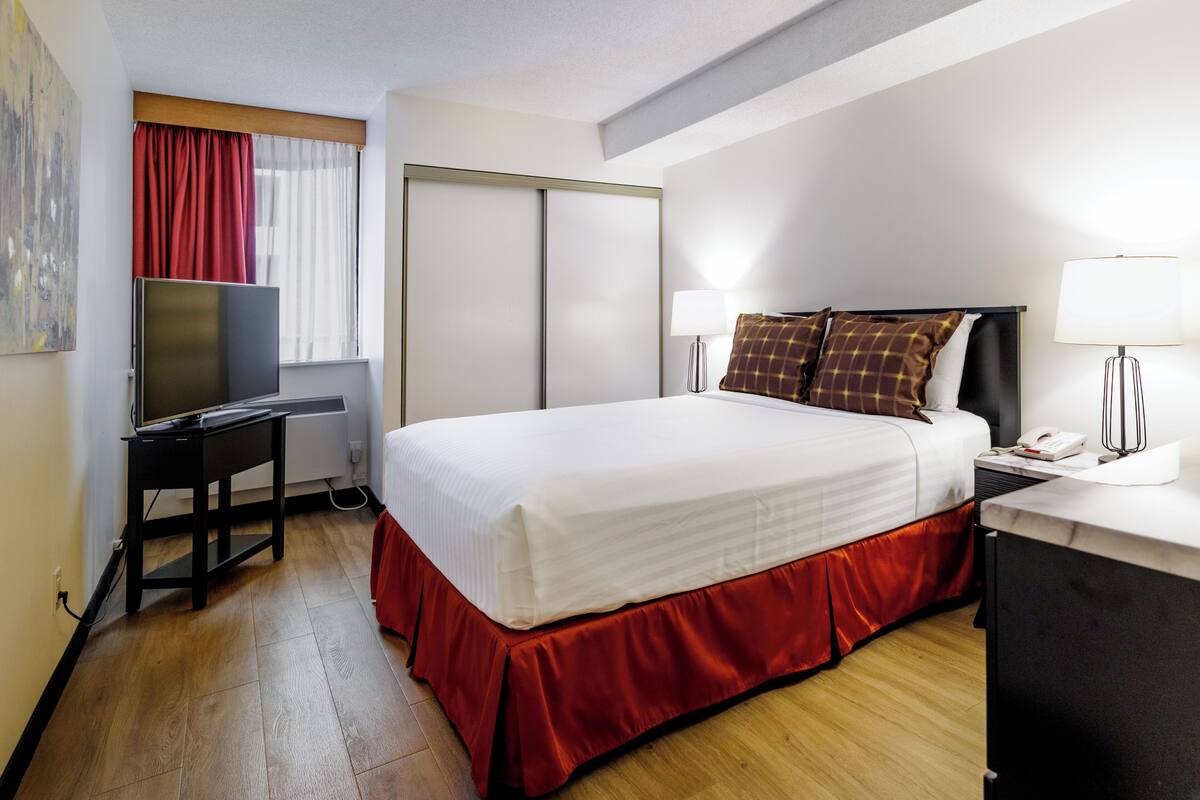 1 bedroom, desk, blackout curtains, soundproofing
