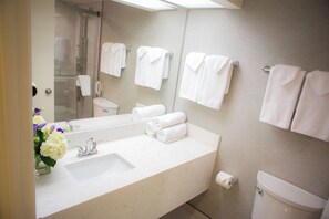 Suite ejecutiva, 1 cama King size | Baño | Tina con regadera, amenidades de baño gratuitas, secadora de cabello