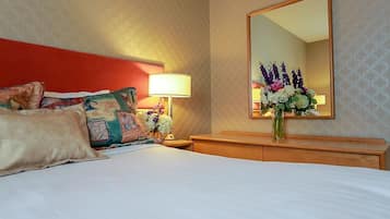 1 bedroom, desk, blackout drapes, soundproofing