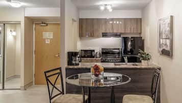 Phòng Suite Premier, 1 giường cỡ king | Bếp nhỏ riêng | Tủ lạnh, lò vi sóng, lò nướng, bếp nấu