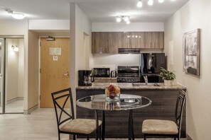 Premier Suite, 1 King Bed | Private kitchenette | Full-size fridge, microwave, oven, stovetop - Cartier Place Suite Hotel (Ottawa)