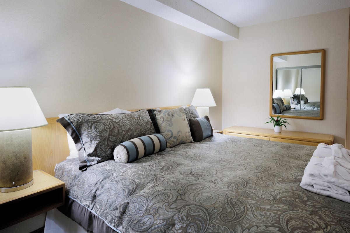 Suite, 1 Bedroom (V.I.P.) | 1 bedroom, desk, blackout drapes, soundproofing