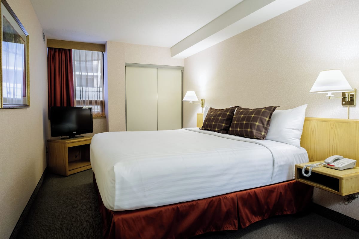 Deluxe Suite, 1 King Bed with Sofa bed | 1 bedroom, desk, blackout drapes, soundproofing