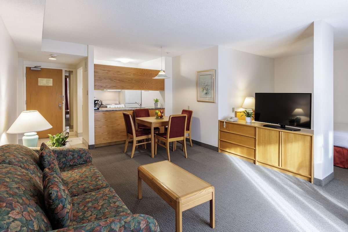 Executive Studio Suite | 1 bedroom, desk, blackout drapes, soundproofing
